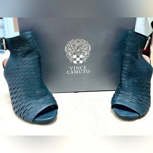 VINCE CAMUTO black Sandals in great condition. Size 8.5